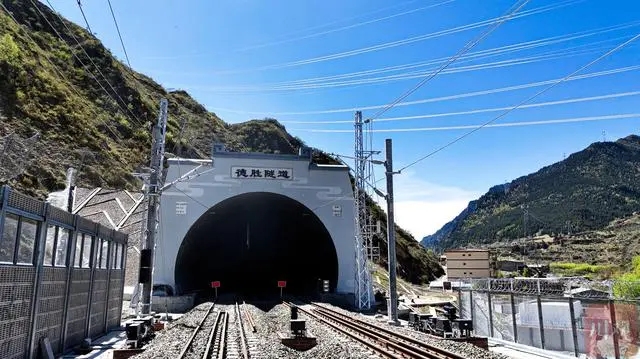 德胜隧道出口。