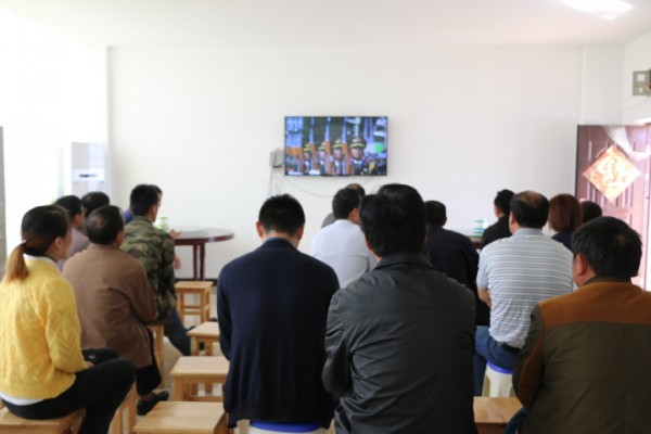 中铁二十一局三公司丽香铁路项目部组织职工观看阅兵式