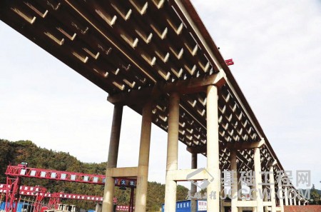巴万高速陈家岭大桥完成架梁