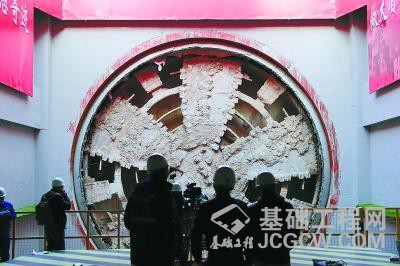 去年11月20日，京张铁路全线唯一采用盾构法施工的隧道——清华园隧道贯通。