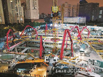 经过48个小时的连续混凝土浇筑，徐家汇中心主楼昨晨成功筑底。 （资料）