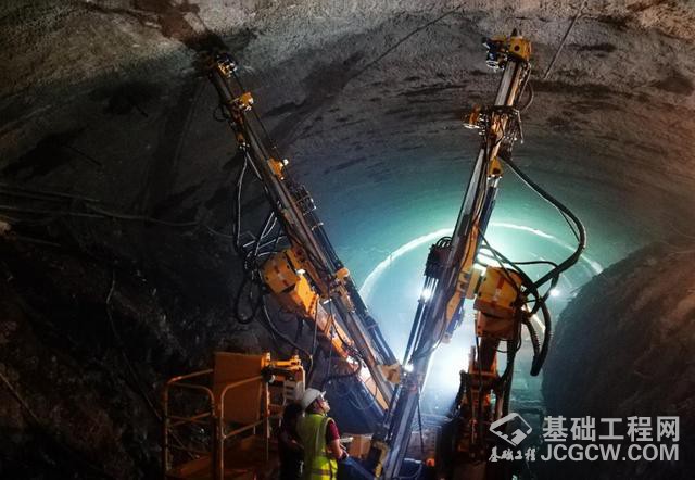 隧道采用锚杆台车在洞内开展作业（许鹏健 摄）