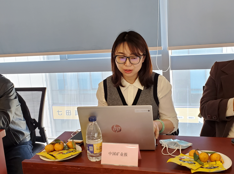 中国矿业报记者刘烜在交流环节讲话