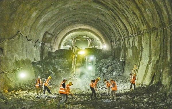 图为建设者正在实现贯通的新宾隧道内作业。本报记者 查金辉 摄 图为建设者正在实现贯通的新宾隧道内作业。本报记者 查金辉 摄