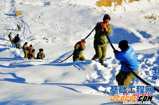 挖掘机在联合进水口开挖边坡。 张国成 摄