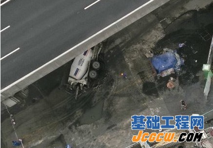 成都清江中路突发地陷 一罐车陷入坑中