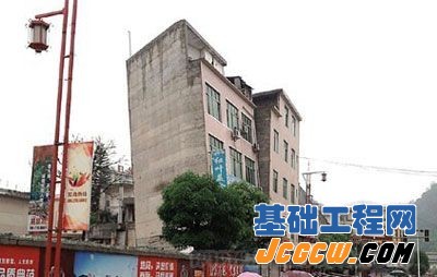 开发商不规范施工动地基 “楼歪歪”倒塌