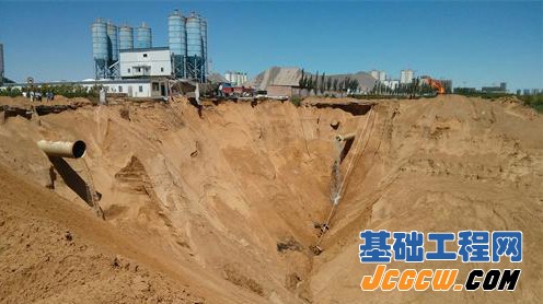 坍塌路面形成个长100米深40米的大坑， 两根下水管道还在向外排水